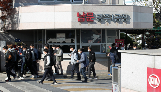 Kia Motors' morning-shift workers at its Gwangju factory leave work at around 11:10 a.m. on Nov. 25 as they went on a partial walkout where they worked for four hours per day out of their regular eight-hour shift. [YONHAP]