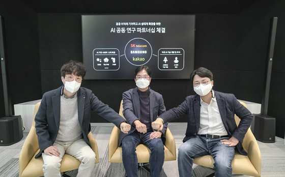 Representatives from Samsung Electronics, SK Telecom and Kakao pose during an event celebrating the launch of a pandemic-related AI project at the telecom company's office in Pangyo, Gyeonggi, on Tuesday. [SK TELECOM]