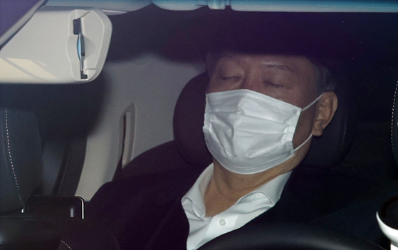 Prosecutor General Yoon Seok-youl sits in his car as it enters the Supreme Prosecutors' Office on Wednesday. [YONHAP]