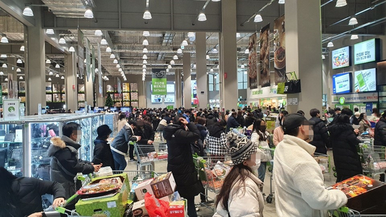 A discount warehouse store in Nowon District, northern Seoul, is crowded with customers on Saturday afternoon. [NEWS 1]