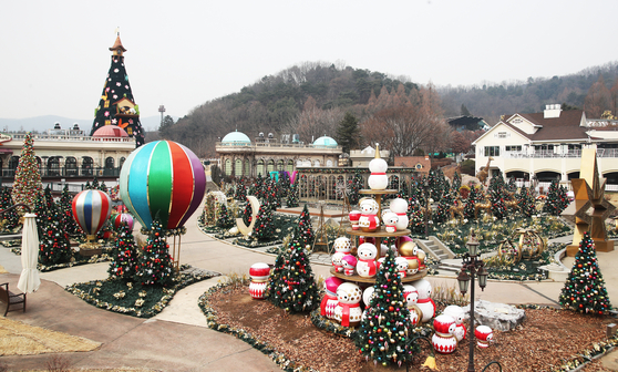 No visitors can be seen in Everland, an amusement park in Yongin, Gyeonggi, on Wednesday as social gatherings of five people or more were banned in Seoul, Incheon and Gyeonggi to prevent the spread of Covid-19. [YONHAP]