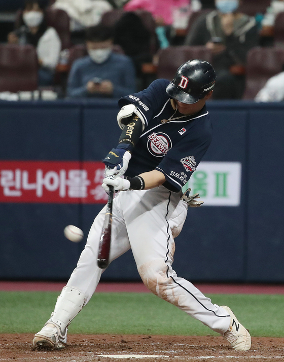 Park Sei-hyok of the Doosan Bears hits an RBI single during Game 1 of the Korean Series Games against the NC Dinos at Gocheok Sky Dome in western Seoul on Nov. 17. [NEWS1] 