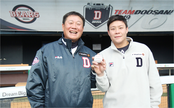 Doosan Bears futures league team manager Park Cheol-u, left, and Doosan Bears catcher Park Sei-hyok pose for a photo at Jamsil Baseball STadium in southern Seoul. [KIM SEEK]