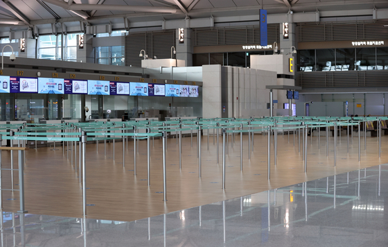 Incheon International Airport’s Terminal 1 is eerily empty Sunday as Korea and countries across the globe see a spike in new Covid-19 cases. Some countries have been enforcing stricter travel restrictions amid reports of new coronavirus variants first detected in Britain and South Africa. [YONHAP]