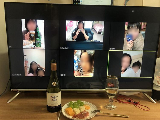 Yang Young-seon has an online year-end party with her friends via a group video call on Zoom. People sit down with their own alcoholic beverages and food and drink while facing and talking to their friends online. [YANG YOUNG-SEON] 