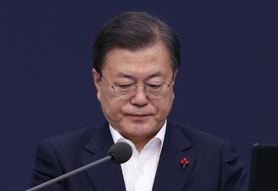 President Moon Jae-in hosts the senior presidential secretariat meeting at the Blue House on Monday. [YONHAP]