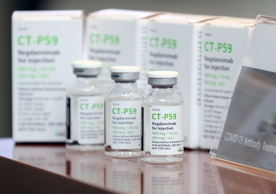 Bottles of Celltrion's Covid-19 treatment candidate CT-P59 and test kits are put on display at the bio firm's factory in Incheon. [NEWS1] 