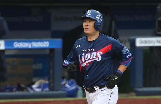 Samsung Lions' Lee Won-seok rounds the bases after hitting a solo home run against the NC Dinos on Sept. 6. [YONHAP]