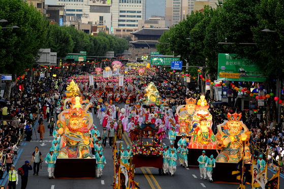 A parade during the annual Yeondeunghoe Lantern Lighting Festival. [YONHAP]