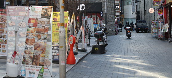 The restuarant street in Myeong-dong, Seoul, empty despite being a year-end on Dec. 30 due to the social distancing restrictions. Covid-19 has been cited as a major factor surpressing inflation. [YONHAP]