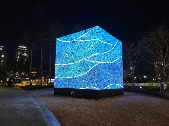 Kim Whanki's painting ″Universe″(1971) recreated as a cubic media art piece by Yiyun Kang, now on view outside the Lotte World Tower in eastern Seoul. [MOON SO-YOUNG]