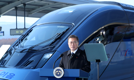 President Moon Jae-in speaks in front of the new KTX-Eum bullet train at Wonju Station in Gangwon on Monday. Moon said the country aims to cut carbon emissions from railway travel by 30 percent by replacing all diesel passenger locomotives with the new bullet train by 2029. The train will start running Tuesday. [YONHAP]  
