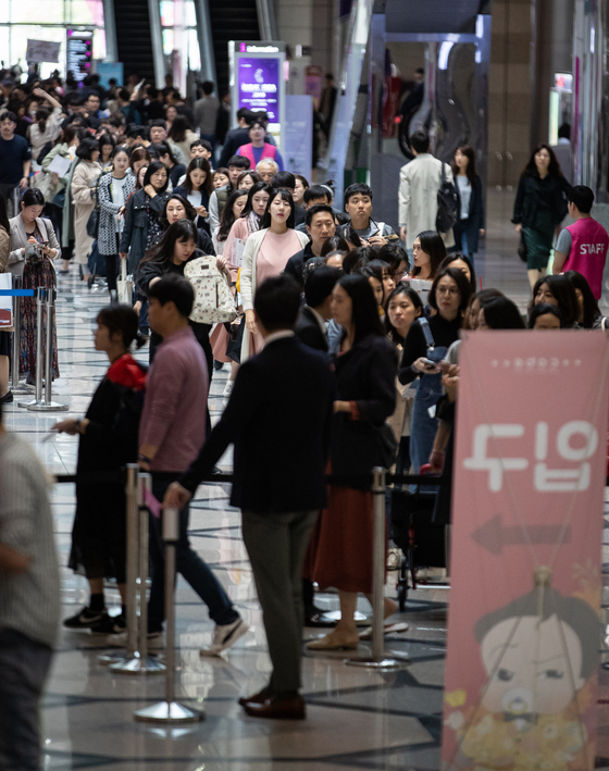 Visitors to a baby fair line up at Coex in Gangnam District, southern Seoul, in April 2019, before the Covid-19 paralyzed the country. Many baby fairs that were scheduled in 2020 have been canceled due to the pandemic. [NEWS1] 