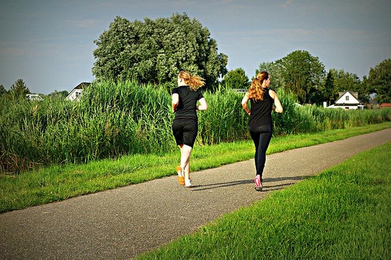 Women jog in leggings. [PIXABAY]