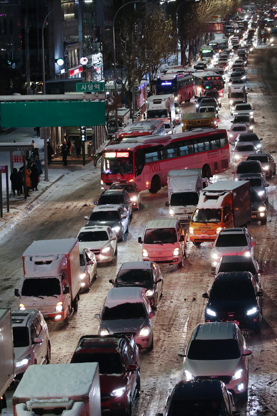 Traffic is stuck during the rush hour Thursday morning on a road near Sadang Station in Seoul. [YONHAP]
