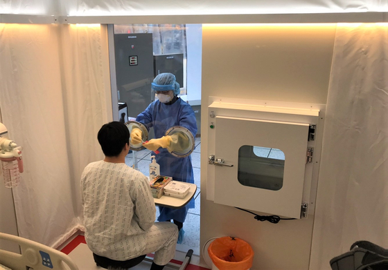 A medical staff demonstrates treating patients inside the Mobile Clinic Module. [MOON HEE-CHUL]