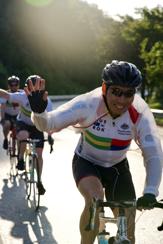 Ambassador Choi on a charity bike ride in 2018 to support Haemil School, a school for children of multicultural backgrounds. [EMBASSY OF AUSTRALIA IN KOREA]