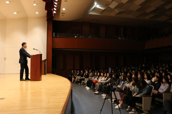 Ambassador Choi speaking with the students of Sookmyung Women's University in Seoul in May 2017. [EMBASSY OF AUSTRALIA IN KOREA]