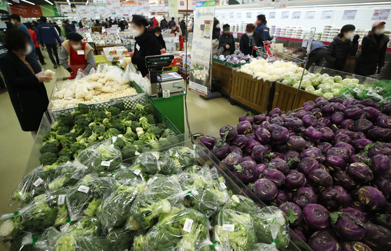 Prices of agricultural, fishery and livestock products jumped by 9.7 percent in December, according to Statistics Korea, due to the Covid-19 pandemic. Prices of agricultural products rose by 6.4 percent, livestock by 7.3 percent and marine products by 6.4 percent. The price of rice jumped by 11.5 percent during the cited period. [YONHAP]
