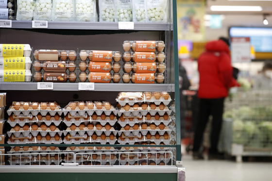Eggs are displayed at a large supermarket in downtown Seoul on Monday. Prices of cartons of 30 eggs have been on the rise, exceeding 6,000 won ($5.46) for the first time since March 2018. This comes as the highly pathogenic avian influenza has not subsided at domestic poultry farms. [NEWS1]