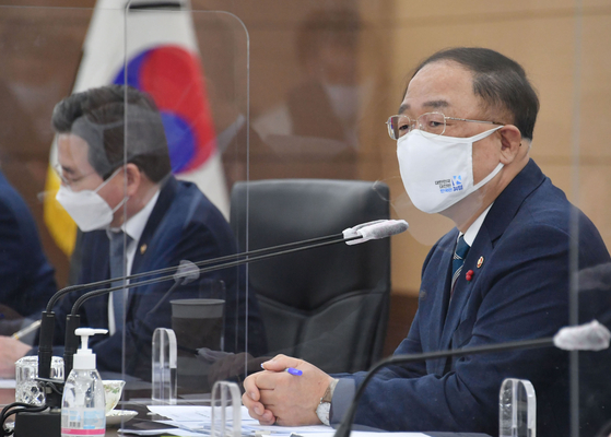 Finance Minister Hong Nam-ki attends a government meeting disucssing on expannding trade partnerships at the government complex in Seoul on Jan. 11. [YONHAP]