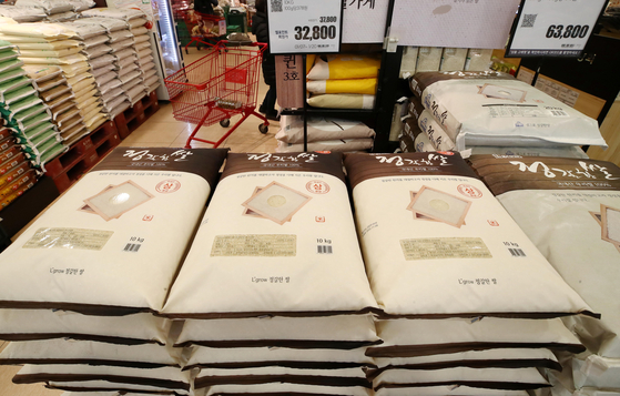 Packets of rice are stacked at a large discount market in Seoul on Tuesday. Rice prices soared by 15.3 percent on year based on Monday's price of 59,733 won ($54.42) per 20 kilograms (44 pounds) according to data from Korea Agro-Fisheries & Food Trade Corporation. [YONHAP]