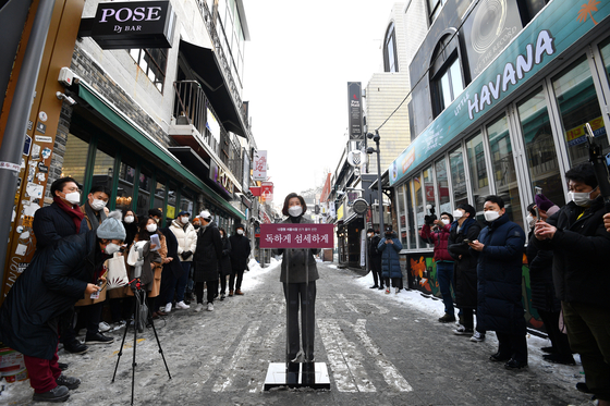 In Itaewon, central Seoul, on Wednesday, Na Kyung-won, a former four-term lawmaker and ex-floor leader of the main opposition People Power Party, declares her bid to run in the upcoming Seoul mayoral election. It is her second bid for the Seoul mayoralty after she lost to the late Seoul Mayor Park Won-soon in a by-election in 2011. [NEWS1]