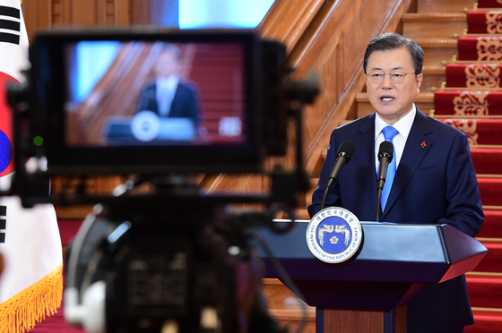  President Moon Jae-in delivers a New Year’s speech in the Blue House on Monday.