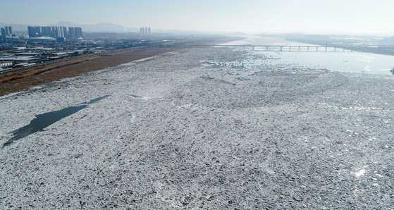 Ice floes, or sheets of ice, are formed on a section of the Han River between Goyang and Gimpo, both in Gyeonggi, Sunday, as the morning low dipped to minus 10 degrees Celsius (14 degrees Fahrenheit). [YONHAP]