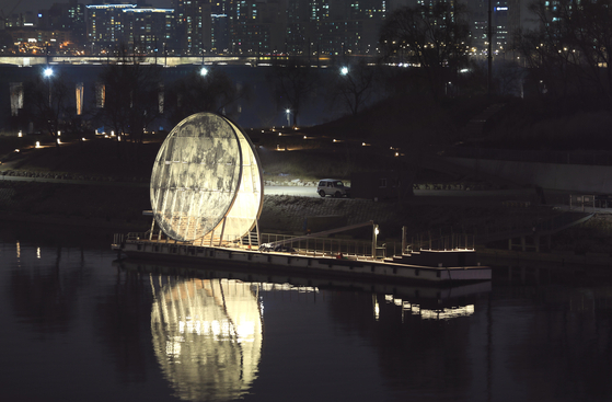 Public art piece "Moonlight Nodeul," which can be used as an observatory, is now installed on the quay at Nodeul Island on the Han River in Seoul. [SEOUL METROPOLITAN GOVERNMENT]