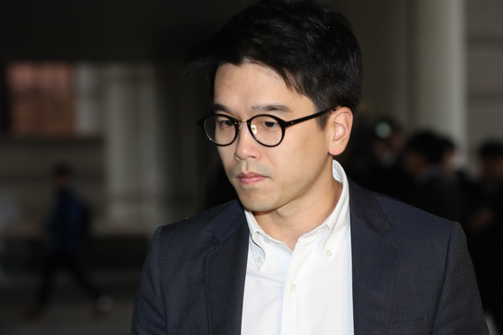 Lee Sun-ho, the son of CJ Group Chairman Lee Jay-hyun, attend an appeals trial over drug charges last year. [NEWS1]