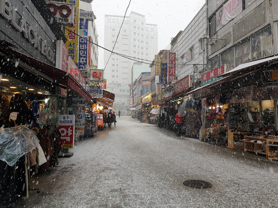 An empty street in Namdaemun Market, central Seoul, on Monday. [JOONGANG ILBO]