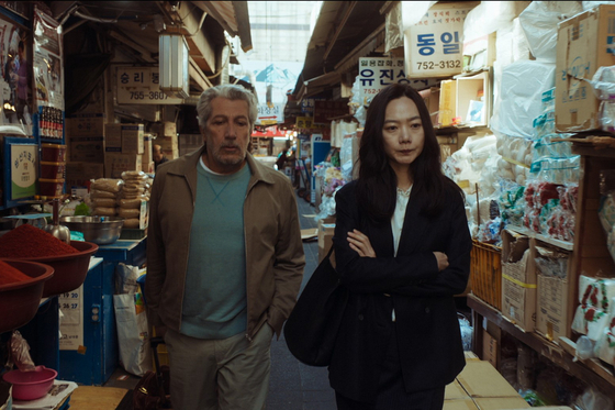 A scene from the film. Stephan, after days of searching, finally meets Soo (played by Bae Doo-na). [NEXT ENTERTAINMENT WORLD]