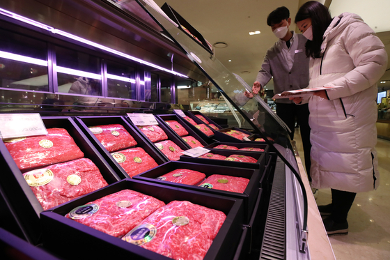 Gift sets of Korean beef, or hanwoo, for Lunar New Year are displayed at a department store in central Seoul on Jan. 18. [YONHAP]