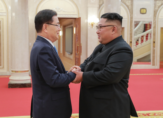 In this file photo, Chung Eui-yong, President Moon Jae-in's special envoy, left, exchanges greetings with North Korean leader Kim Jong-un at the North's ruling Workers' Party headquarters in Pyongyang on Sept. 5, 2018.  [YONHAP] 
