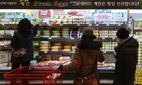 Customers shop for eggs at a discount mart in Seoul on Wednesday. [YONHAP]