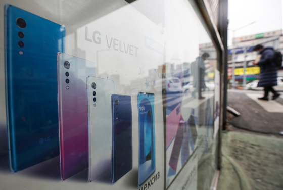 An advertising poster for LG Velvet smartphones is displayed at a retail shop in Yongsan District, central Seoul, on Thursday. [YONHAP]