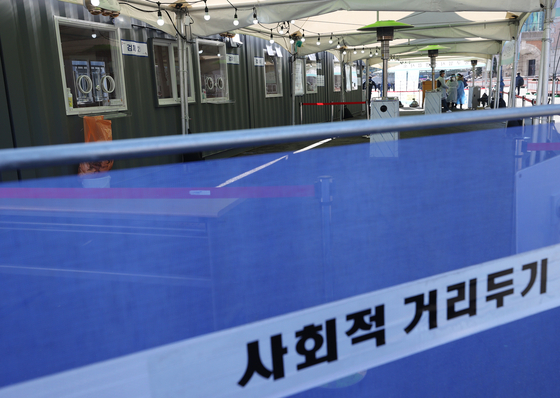 A testing center near Seoul Station sits relatively empty on Sunday, amid a continuous drop in cases throughout the country. A total of 392 infections were reported from the night before. [YONHAP]