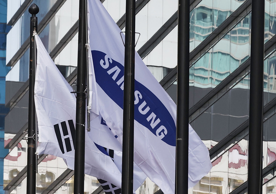 Samsung's flag at Samsung Town Headquarters in Seocho, southern Seoul. [YONHAP]