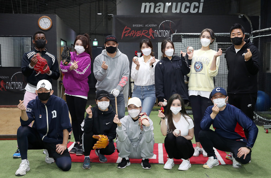Female celebrities pose for a photo on Tuesday at the Player Factory baseball practice hall in Seongdong District, eastern Seoul. [NEWS1]