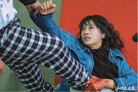 Scenes from cable channel OCN's drama ″The Uncanny Counter″ where actor Kim Se-jeong takes on the role of Do Ha-na, a mysterious exorcist with psychometric powers. [OCN]