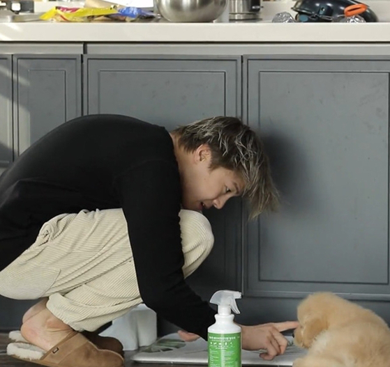 Actor Park Eun-seok tends to his dog in an episode of ″I Live Alone″ that aired on Jan. 22. [MBC]