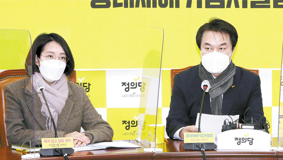 Justice Party Chairman Kim Jong-cheol, right, makes opening remarks at a party leaders’ meeting on Jan. 4. On the left is Rep. Jang Hye-young. [NEWS1]