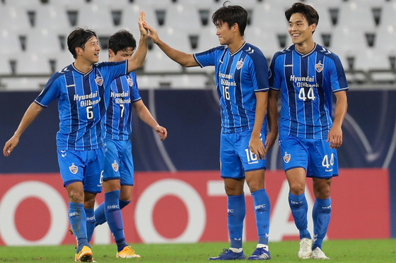 Ulsan Hyundai players celebrate their second goal during the AFC Champions League Round of 16 match against Melbourne Victory on Dec. 6, 2020 at the Education City Stadium in Qatar. [AFP/YONHAP]