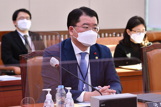 First Vice Foreign Minister Choi Jong-kun attends a meeting of the National Assembly’s Foreign Affairs Committee on Iran’s seizure of a Korean oil tanker in the Strait of Hormuz Wednesday in Yeouido, western Seoul. Choi is scheduled to kick off a trip to Iran Sunday. [NEWS1]