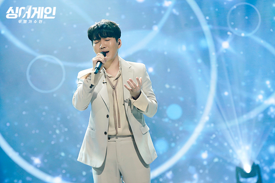 JTBC music show ″Sing Again″ features singers who have had at least one song or album released under their name and are competing for their place back in the spotlight. In this picture is Singer No. 29, Lee Jung-kwon. [JTBC]