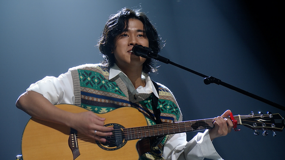 JTBC music show ″Sing Again″ features singers who have had at least one song or album released under their name and are competing for their place back in the spotlight. In this picture is Singer No. 63 Lee Mu-jin. [JTBC]