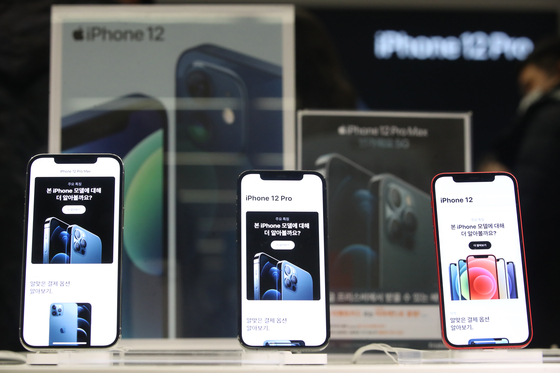 iPhone 12 on display at a store in Myeong-dong in November 2020. [YONHAP]