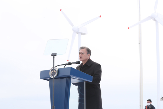 President Moon Jae-in speaks during a ceremony on a bridge in Sinan County, South Jeolla, on Friday to mark the signing of an investment deal to create the world's biggest offshore wind power generation complex worth 48 trillion won ($43 billion). Several local companies, including Korea Electric Power Corporation, SK E&S and Doosan Heavy Industries & Construction, are participating in the project in cooperation with local residents. The project aims to build facilities with a maximum capacity of 8.2 gigawatts by 2029. As many as 120,000 jobs are also expected to be created. [YONHAP]