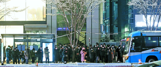 People line up at a bus station in Gangnam District, southern Seoul on Jan.12 [NEWS1] 